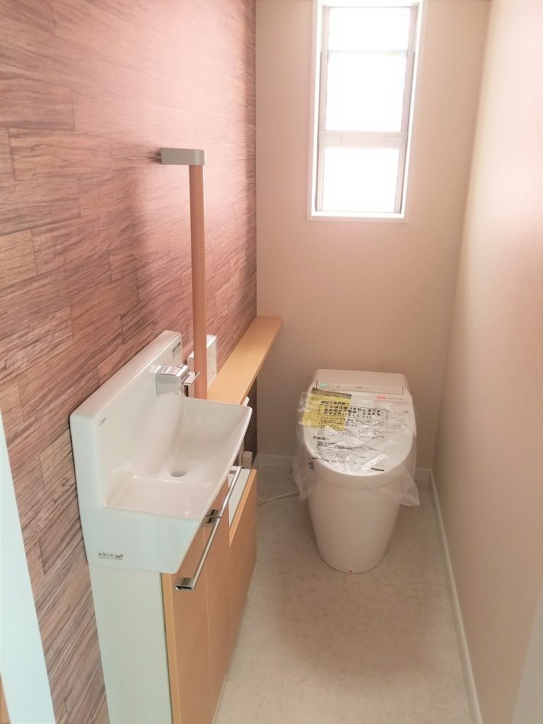 壁紙でアレンジし手洗い・収納棚も設置　タンクレストイレですっきりした空間に。。