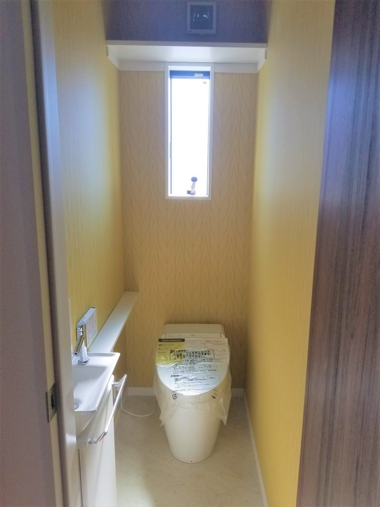 壁紙でアレンジし手洗い・収納棚も設置　タンクレストイレですっきりした空間に
