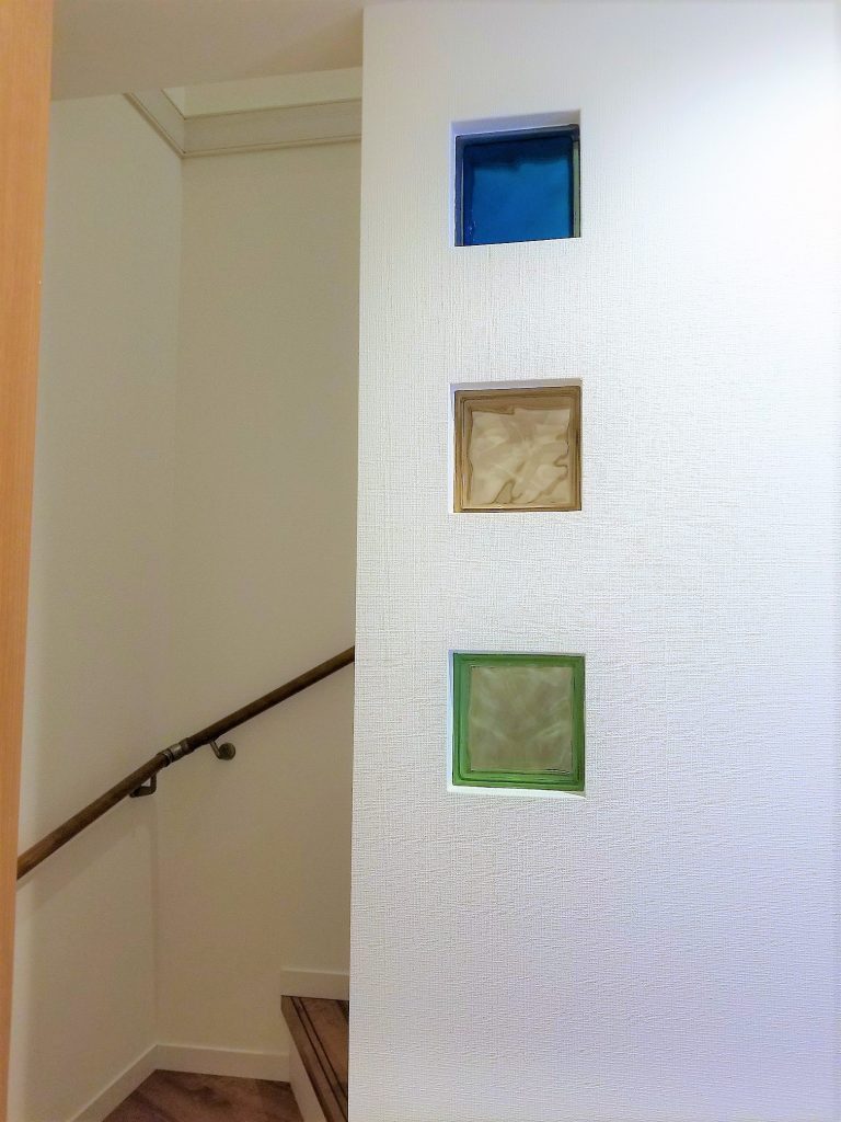 階段横の壁にガラスブロックでオシャレ演出。光が反射します。