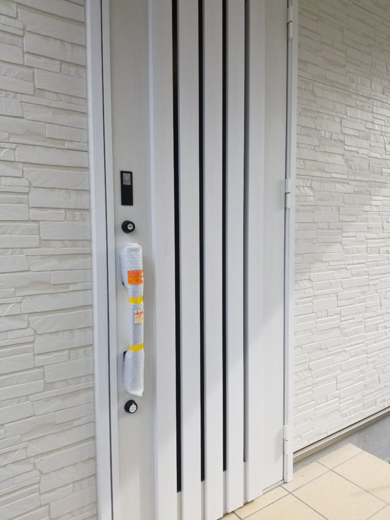 壁の色に合わせたホワイトの素敵な玄関扉
